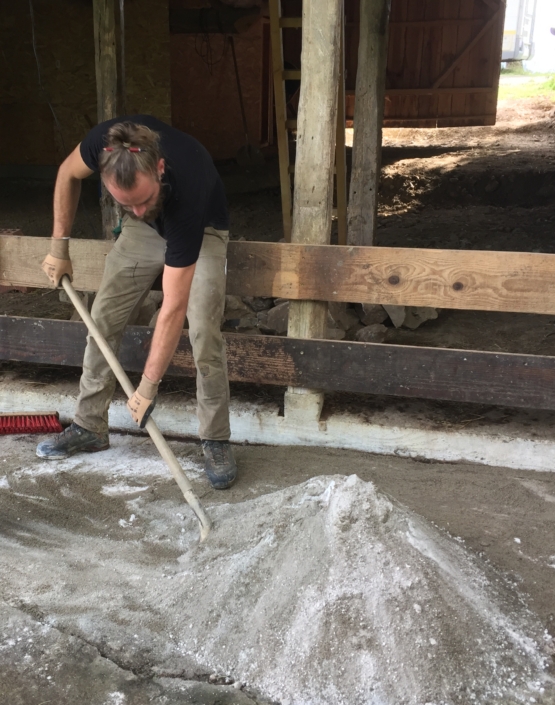 Sandor mischt Mörtel mit Sand, Zement und Kalk an